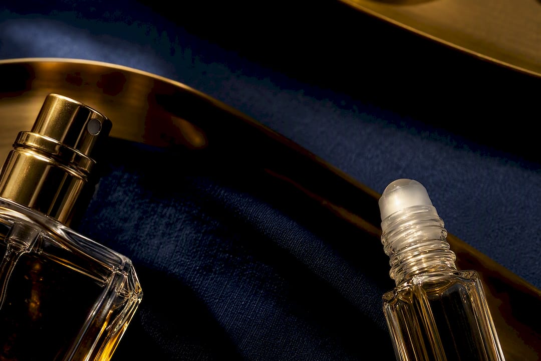 Anonymous perfume oil and spray applicators
