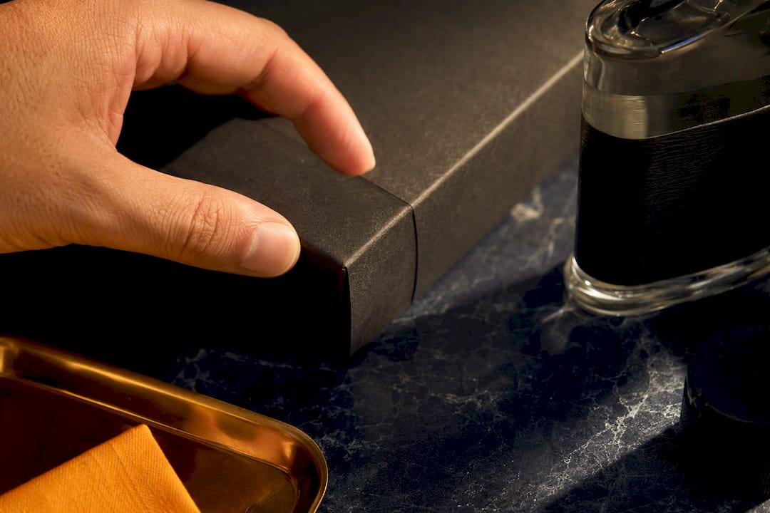 Anonymous fragrance packaging and glass inspection details
